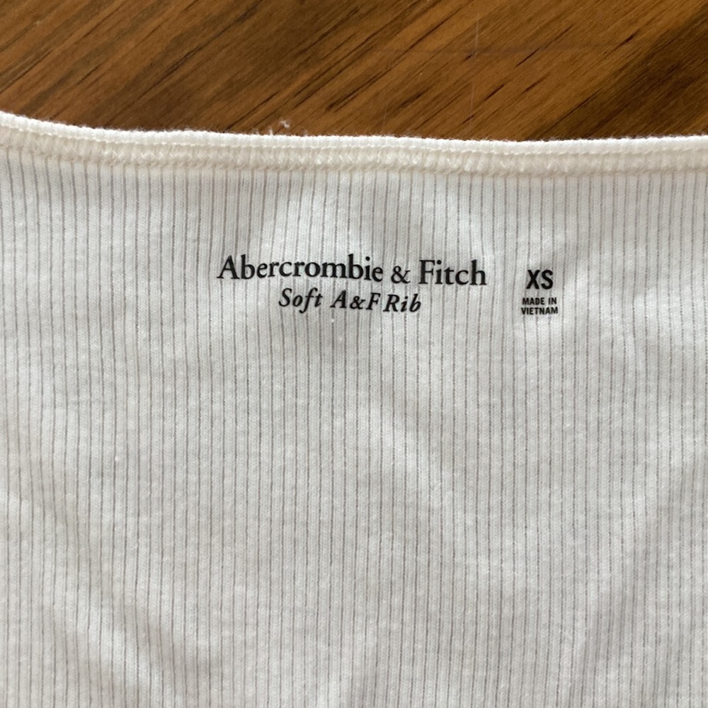 White Ribbed A&F Top - Picture 2 of 2